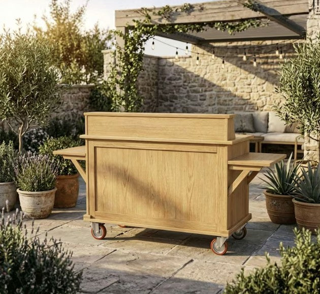 Chariot de bar extérieur en bois installé sur une terrasse de jardin-bopapy