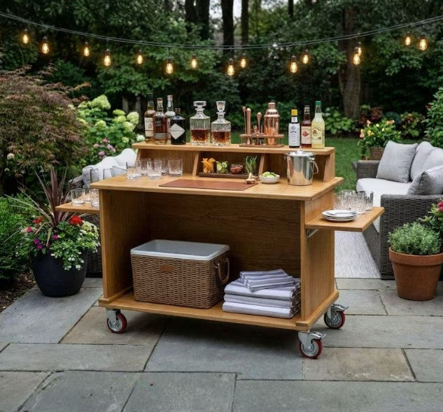 Chariot de bar extérieur en bois installé sur une terrasse de jardin
