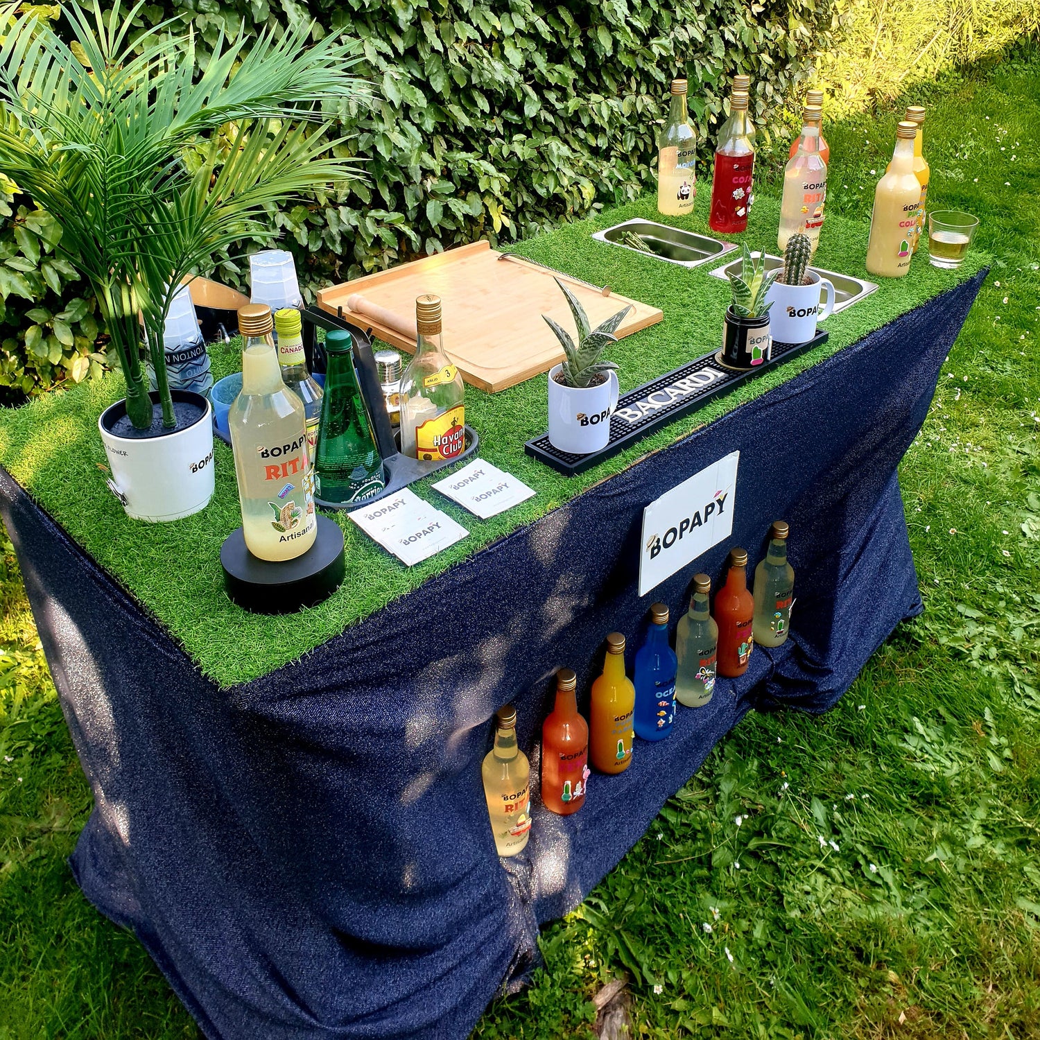 Prestation de barman à domicile Bopapy réalisant des cocktails artisanaux pour un événement privé